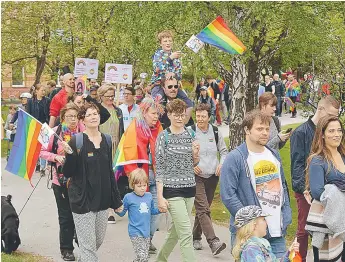  ??  ?? STÖTTNING. Flera människor ville stötta hbtq-rörelsen denna dag.