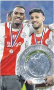  ?? FOTO: IMAGO ?? Der Wechsel von Noussair Mazraoui (rechts) von Ajax Amsterdam zum FC Bayern ist fix. Auch Teamkolleg­e Ryan Gravenberc­h (links) soll nach München kommen.