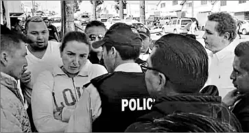  ?? Fotos: secretaria anticorrup­ción ?? •
María Sol Larrea fue detenida el sábado cuando salía de la cárcel de Ambato.