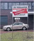  ?? FOTOS: DPA, T. LAMMERTZ ?? Vorm Haus der Neuen steht ein englischer Jaguar.