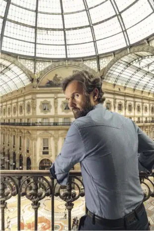  ??  ?? Carlo Cracco, 52 anni a ottobre, ritratto per Vogue
Italia da Delfino Sisto Legnani. Lo chef è affacciato sull’ottagono della Galleria Vittorio Emanuele II a Milano, dove aprirà entro l’anno il suo nuovo ristorante.