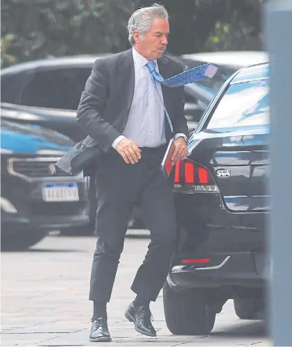  ?? LUCIANO THIEBERGER ?? En la cuerda floja. La continuida­d de Felipe Solá volvió a tambalear tras el tuit a Biden.