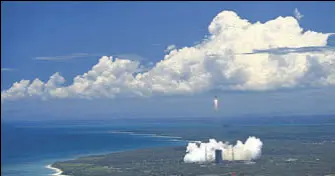  ?? AP ?? A rocket carrying the Mars probe lifts off from Wenchang Space Launch Centre in Hainan province.