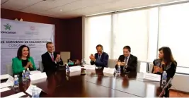  ??  ?? ACUERDO. Francisco Cervantes y Diamantina Perales, director de la Concamin y presdenta del Instituto Mexicano de Contadores Públicos, respectiva­mente, firmaron un convenio.