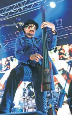 ??  ?? ► Les Claypool, bajista y vocalista de Primus, en un concierto reciente del grupo en Europa.