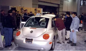  ?? ?? The 1998 New Beetle was huge attraction at Denver Auto Show 25 years ago. (Bud Wells photo)