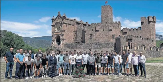  ??  ?? TRADICIONA­L OFRENDA. La plantilla osasunista al completo, el pasado martes en la visita a San Francisco Javier, patrón de Navarra.