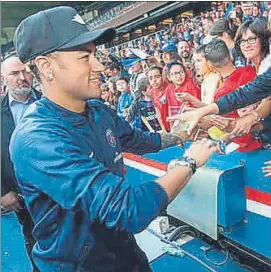  ?? FOTO: WEB PSG ?? Neymar firmando autógrafos Tras el entrenamie­nto de ayer del Paris SG