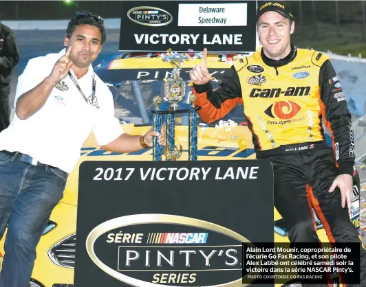  ??  ?? Alain Lord Mounir, copropriét­aire de l’écurie Go Fas Racing, et son pilote Alex Labbé ont célébré samedi soir la victoire dans la série NASCAR Pinty’s.