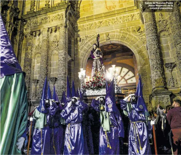  ?? TONI GUDIEL ?? Salida de Nuestro Padre Jesús Nazareno de la catedral placentina.