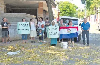  ??  ?? Mientras los funcionari­os de Essap llevan aumentos de salarios a sus bolsillos, estos humildes pobladores del barrio Tacumbú salieron a protestar por la falta de agua en plena pandemia.