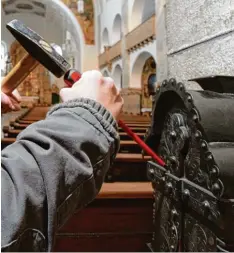  ?? Symbolfoto: Ralf Lienert ?? Immer wieder werden in Kirchen Opferstöck­e aufgebroch­en. Die Beute ist dabei je doch meist gering.