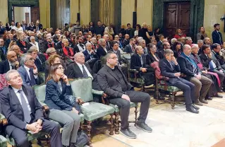  ??  ?? La platea in Aula magna con la sedia vuota riservata al sindaco De Mossi