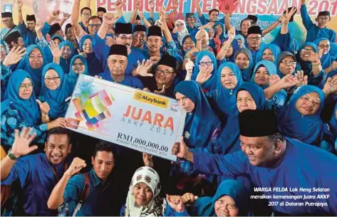  ??  ?? WARGA FELDA Lok Heng Selatan meraikan kemenangan Juara AKKF
2017 di Dataran Putrajaya.