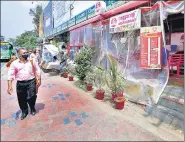  ?? HT PHOTO/VIVEK R NAIR ?? Kitchen staff working at Kudumbashr­ee Pink café which uses refurbishe­d KSRTC buses as its location, in East Fort.