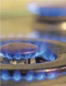  ?? FOTO: DPA ?? Flammen auf einem Gasherd: Gaspreise könnten noch billiger sein, wenn man die Einkaufspr­eise als Grundlage nimmt.