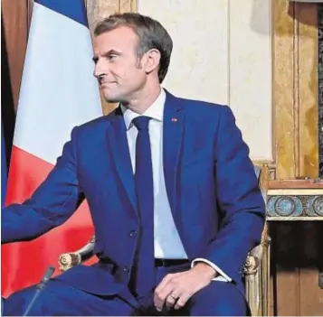  ?? // AFP ?? Biden y Macron se saludan ayer en la Embajada francesa ante el Vaticano