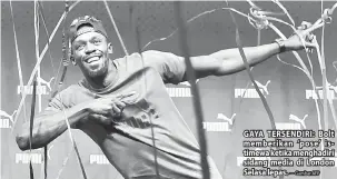  ?? — Gambar AFP ?? GAYA TERSENDIRI: Bolt memberikan ‘ pose’ istimewa ketika menghadiri sidang media di London Selasa lepas.