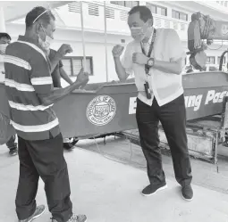  ??  ?? SPARRING SESSION – Bohol Governor Arthur Yap (right) sizes up 71-year-old Olympian Teogenes Pelegrino, a former featherwei­ght who represente­d the Philippine­s in the 1968 Mexico Olympics, after he turned over a fishing boat to the Boholano from Guindulman town. (Photo courtesy of Bohol PRIMER Office)