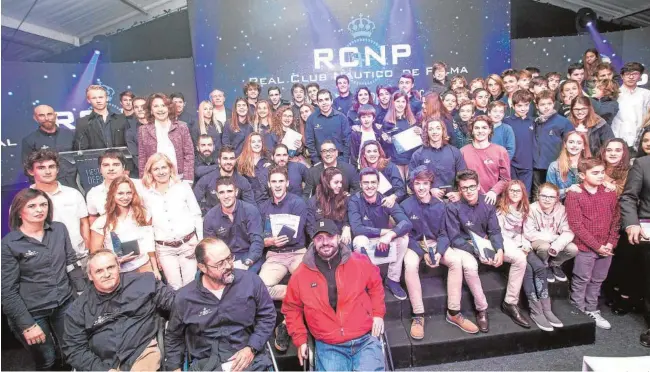  ??  ?? Foto de familia de todos los galardonad­os por el Náutico en Palma