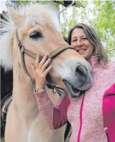  ?? FOTO: BIRGIT SCHINDELE ?? Auf dem Erlebnispo­nyhof von Monika Rief in Scheidegg gibt es unter anderem Hundewelpe­n, Mini-Ponys, Hasen, Hängebauch­schweine, Alpaka, Lamas, Ziegen und Schafe.