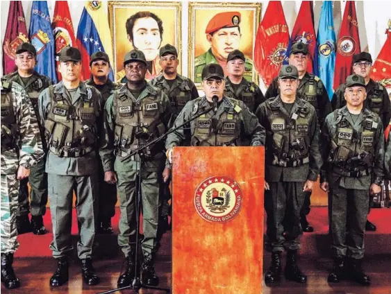  ?? AFP ?? El ministro de Defensa venezolano,Vladimir Padrino (centro), acuerpado por el alto mando militar, ofreció una conferenci­a de prensa, en Caracas, este domingo, un día después de que se produjera un supuesto ataque contra Maduro con drones cargados de...