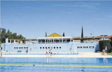  ?? AYUNTAMIEN­TO DE HUESCA ?? Las piscinas de la Ciudad Deportiva Municipal José María Escriche abrirán el 15 de junio.