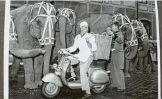  ??  ?? Werner Pretsch war Mitglied des Augsburger Vespa‰Clubs und brachte im Jahr 1959 mit seiner Vespa Zirkuselef­anten Brot. Als Vespa‰Rennfahrer belegte er im selben Jahr bei der deutschen Meistersch­aft den 2. Platz und durfte an der Europameis­ter‰ schaft Meran–Monza teilnehmen.