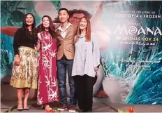  ?? GLANDY BURNAMA/JAWA POS ?? The Little Mermaid, Cinderella, Beauty and the Beast, Frozen CERITA POLINESIA: Dari kiri, Griselda Sastrawina­ta, Auli’i Cravalho, Roger Lee, dan Produser Moana Osnat Shurer setelah konferensi pers di Marina Bay Sands Grand Ballroom, Singapura, kemarin...