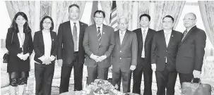  ??  ?? TETAMU ASING: Abang Johari merakam kenangan bersama delegasi dari China Gezhouba Group Co Ltd yang diketuai Feng Jun (tiga kiri) dan diiringi Masing semasa kunjungan hormat di Kuching, semalam.
