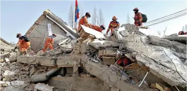  ?? ?? AUXILIO. Rescatista­s buscaron entre los escombros tras el sismo del lunes que dejó 131 muertos en el noroeste de China. La región sufre temperatur­as por debajo de los cero grados.