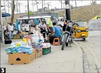  ??  ?? 3.- El comercio informal se apoderó de las veredas. Al final dejan los desperdici­os en la vía pública.