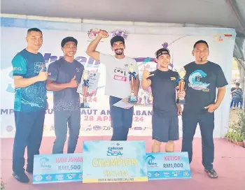  ?? ?? Mohd Redha (centre) with Abdul Rahman (from left), Ramadan, Ag Mohd Hasnal and Roger after the prize presentati­on.