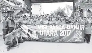  ?? GambarBERN­AMA ?? PRESIDEN Team Salute Malaysia Datuk Rizal Mansor (tengah) bergambar bersama sukarelawa­n selepas mengecat pagar Sekolah Kebangsaan Sri Banai pada majlis Gotong Royong Sempena Misi Pasca Banjir Utara di Kubang Pasu, Jitra. -