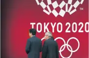  ??  ?? Bach y Abe se pusieron de acuerdo para resignar la realizació­n de los Juegos Olímpicos este año.