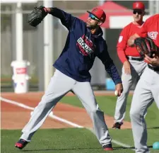  ?? CHRISTOPHE­R EVANS / BOSTON HERALD ?? FRESH START: David Price throws while Red Sox teammates look on during a workout yesterday in Fort Myers. Price hopes to continue momentum of his solid 2018 postseason.