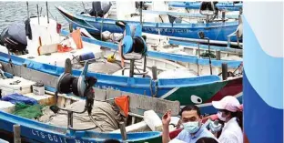  ?? – AFP photos ?? New Taipei City Mayor Hou You-yi wearing a face mask (blue shirt) speaks to the press at the Xiaguzi Fishing Port in Bali district, in New Taipei City yesterday.