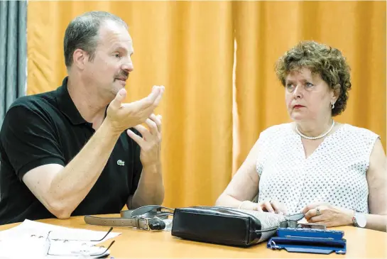  ?? PHOTO MARTIN ALARIE ?? Daniel Deschênes, 55 ans, et Nicole Durocher, 63 ans, peuvent seulement communique­r en traçant des signes dans la paume de leur main. Ils dépendent d’un service d’accompagne­ment pour faire l’épicerie ou acheter des vêtements.