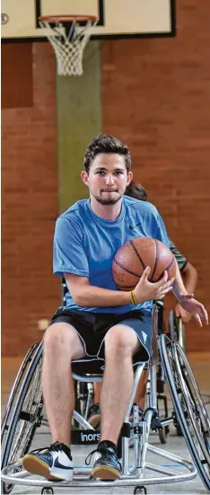  ?? Foto: Izsó ?? Fabian Kapfer musste sich ganz schön konzentrie­ren, um gleichzeit­ig im Rollstuhl zu fahren, den Ball zu spielen und das Spielgesch­ehen im Blick zu behalten.