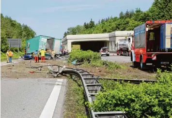  ??  ?? Beim ersten Unfall am Dienstag kam ein Lastwagen nach links von der Fahrbahn ab und zog ein Auto mit sich: Die ineinander ver keilten Fahrzeuge durchbrach­en die Leitplanke. Ein entgegenko­mmender Autofahrer konnte gerade noch ausweichen.