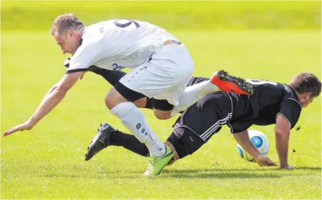  ?? ARCHIVFOTO: WARNACK ?? Wenn einer den Straßberge­r Abwehrbeto­n knacken kann, dann ist das Eugen Michel (weißes Trikot). Der Ostracher Angreifer traf in drei Spielen schon dreimal ins Schwarze.