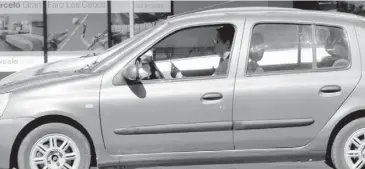  ?? Foto: OEM. ?? Además de hablar, los automovili­stas mandan mensajes por celular mientras conducen.