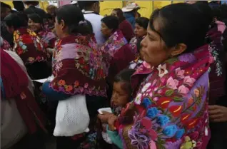  ?? GENARO MOLINA, TNS ?? Indigenous Mexicans await the arrival of Pope Francis, who celebrated a mass in San Cristobal de Las Casas Monday.