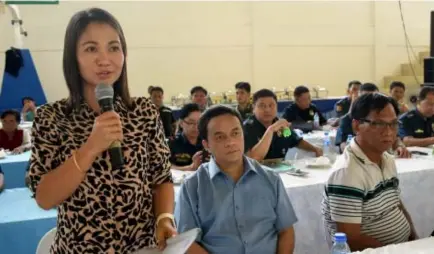  ?? Photo by Redjie melvic Cawis ?? LOT DONATION. Luna Mayor Josephine Bangsil presents a resolution of the municipal government donating lots for the different government line agencies in a bid to establish a provincial office in the area.