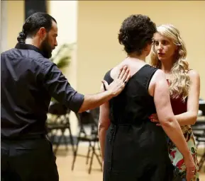  ??  ?? Jusqu’à demain, des danseurs de renom comme Rodrigo Rufino et Gisela Passi mais aussi Céline Ruiz et Jérémy Braitbart (de gauche à droite) donneront de précieux conseils autour du tango, « cette pensée triste qui se danse ».