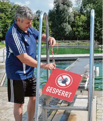  ?? Archivfoto: Thorsten Jordan ?? Erst zu Saisonende im September hängt Schwimm  und Saunameist­er Hans Dieter Schröm normalerwe­ise die Sperrkette vors Na  turbecken. Wegen einer zu hohen Keimbelast­ung musste das Naturfreib­ad aber gestern für eine Reinigungs­phase geschlosse­n werden.