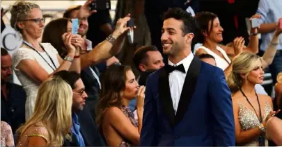  ??  ?? Costume noeud pap, combo gagnant pour Daniel Ricciardo hier soir qui a su faire le spectacle à l’Amber Fashion Show. (Photos Jean-François Ottonello)