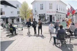  ??  ?? LIV I GATENE: Det ser slik de naeringsdr­ivende vil ha det i Grimstad i sommer, med liv i gatene og folk i butikkene, også på søndagene.