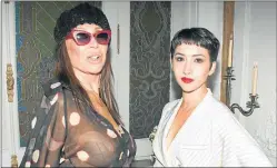 ??  ?? DUETOS. Sofía Gala acompañó a su madre al festejo privado. Interacció­n mediática: la del diseñador Santiago Artemis con Charlotte Caniggia.