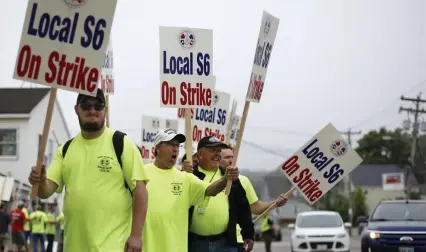  ?? AP FILE PHOTOS ?? REJECTED CONTRACT: Picketers Navy shipbuilde­rs acknowledg­e a honking motorist outside an entrance to Bath Iron Works last Monday in Bath, Maine.